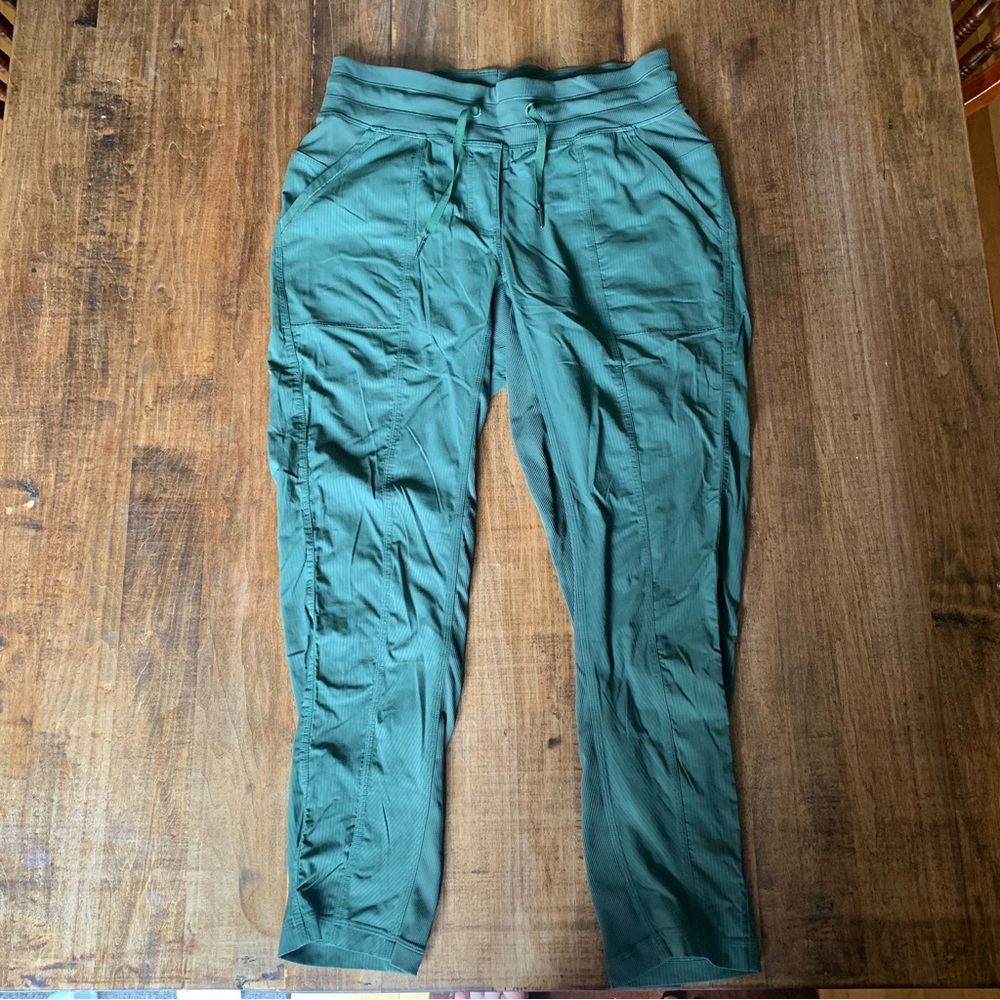 Lululemon dance pants (early version 2018, green, size 8)
